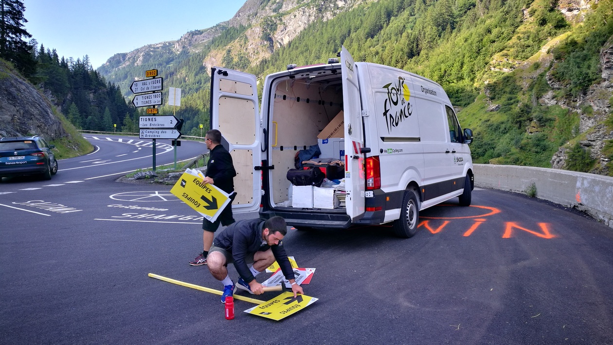 A Tour de France csapata pakolja ki az útjelzőket a Tignes-i elágazásban