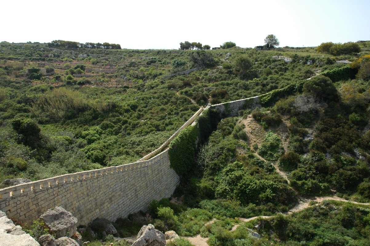 A Victoria Lines falának egy épen megmaradt és jól látható szakasza Forrás: Victoria Lines Malta