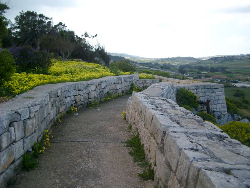 A Mostai erőd kőfala, Victoria Lines útvonal Forrás: Victoria Lines Malta
