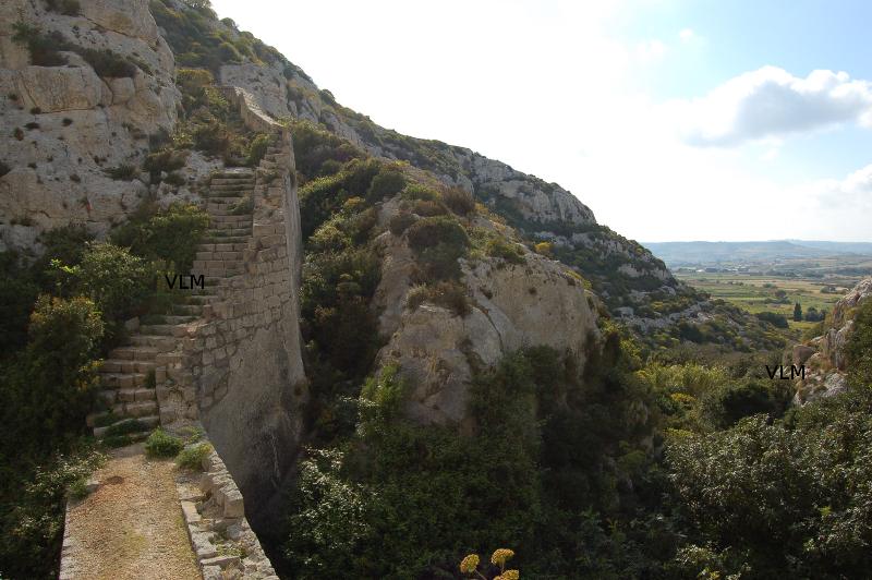 Festői panoráma a Wied il-Faham völgynél a fal lépcsősorával Forrás: Victoria Lines Malta