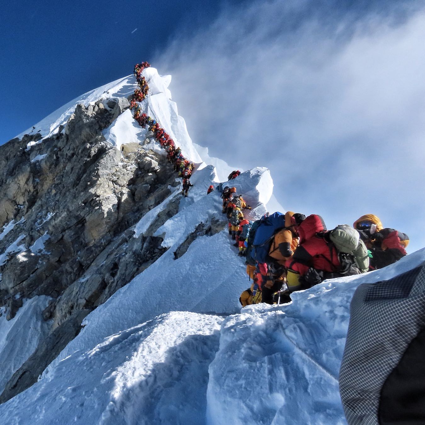 Sorban állás az Everesten Forrás: Nirmal Purja Facebook