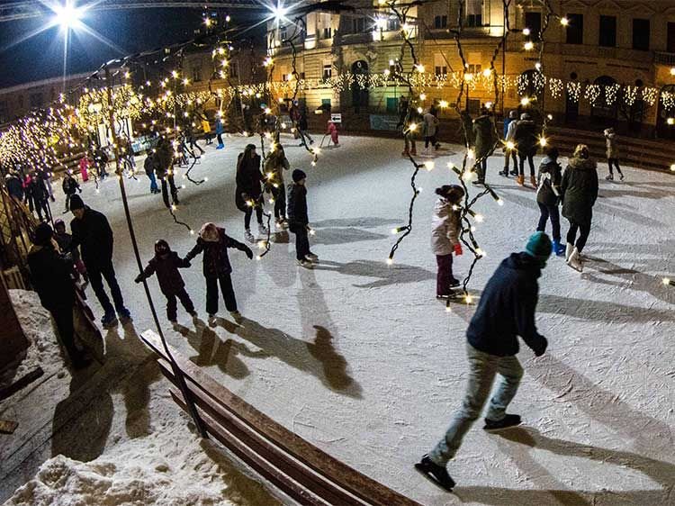 Korcsolyázás a Fő téren