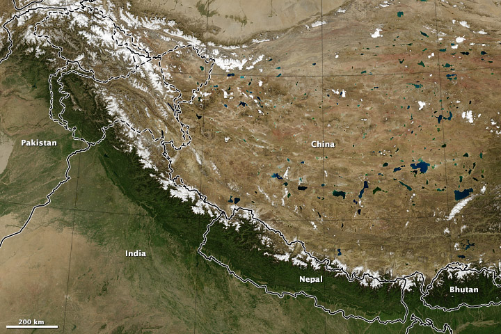 A Himalája űrfelvételen, a méreteket a berajzolt országhatárok érzékeltetik Forrás: NASA