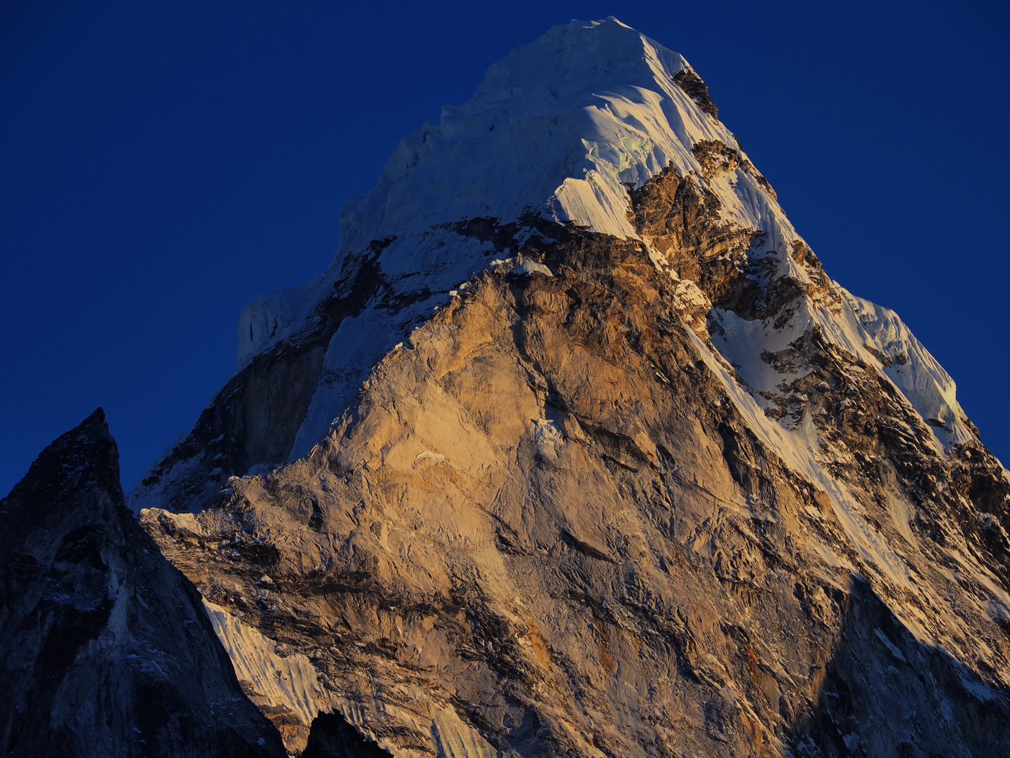 Ama Dablam a lemenő nap fényében, Chukung felől Forrás: Mozgásvilág/Pintér László