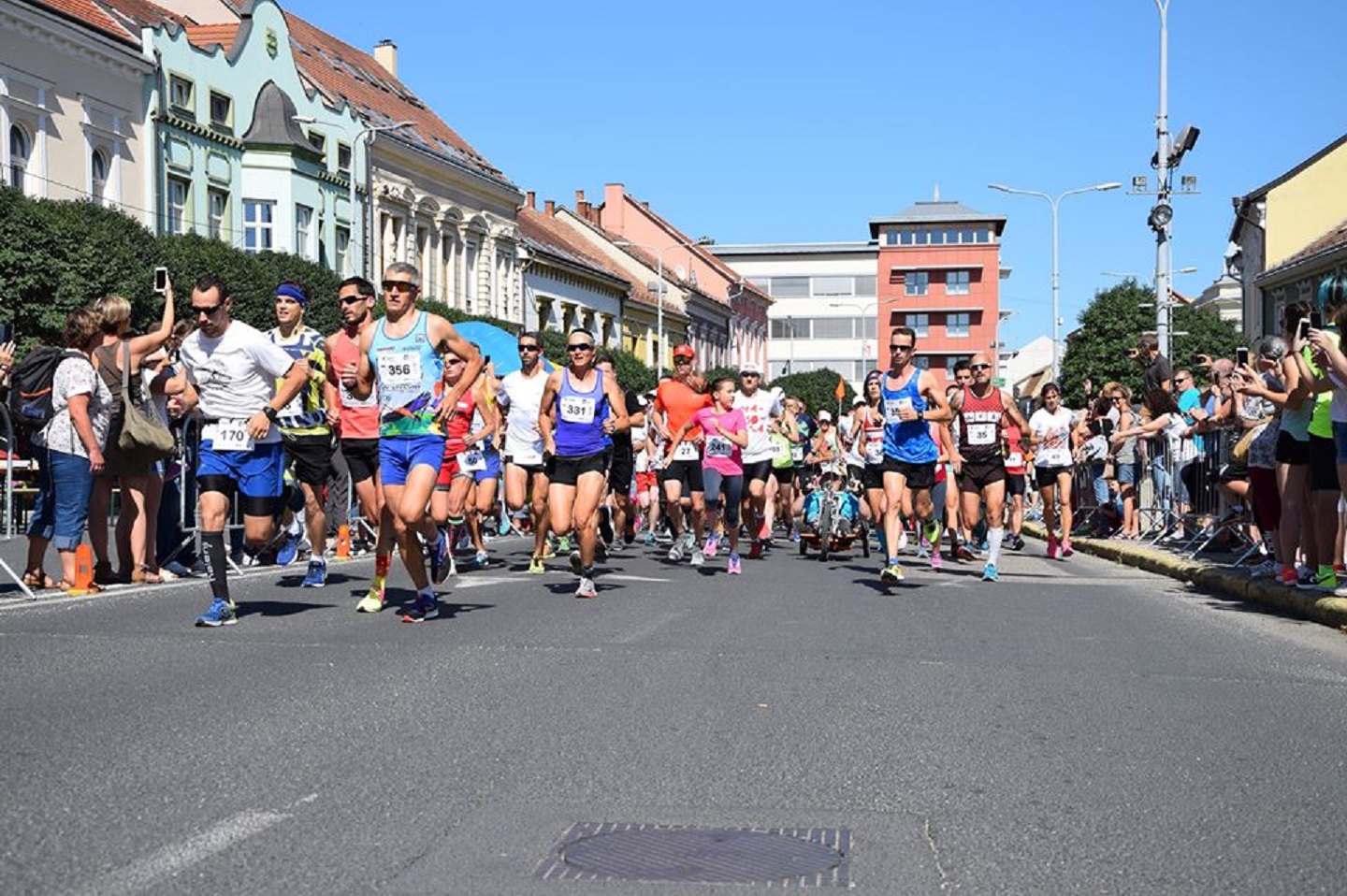 vár a barlangok és vizek városa egy félmaraton futóversenyre.
