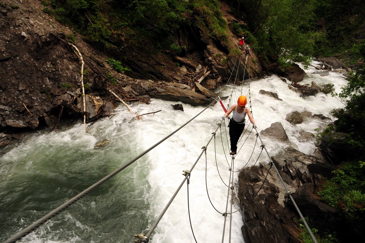 Kötélhíd egy via ferrata útban