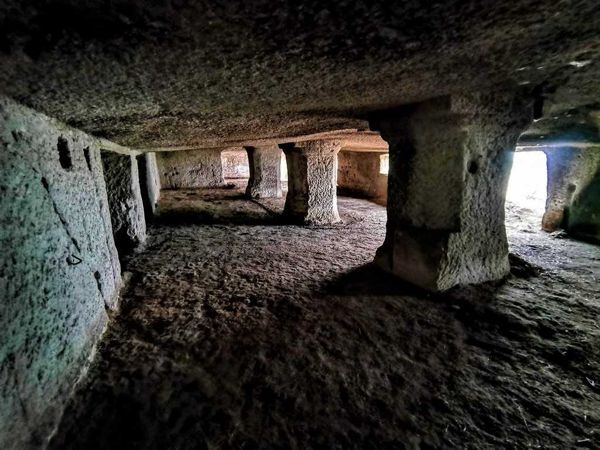 A Kis-Farkas-kői sziklák és a Juhász barlanglakás