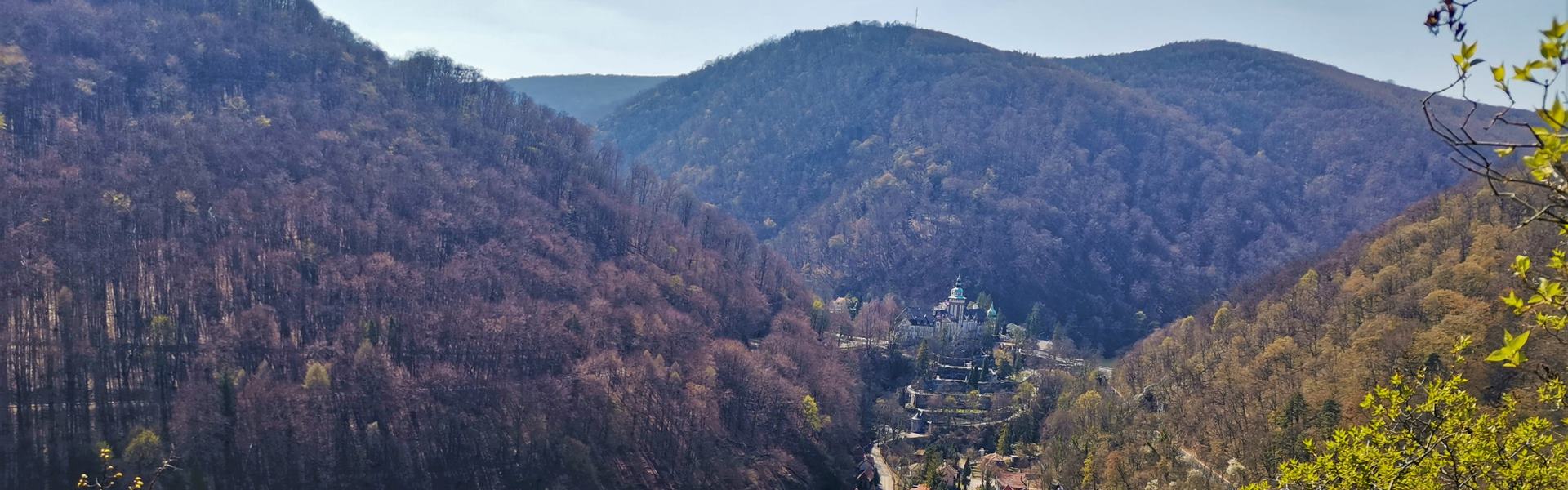 A Hámori-tó és a környék számtalan forrása és barlangja