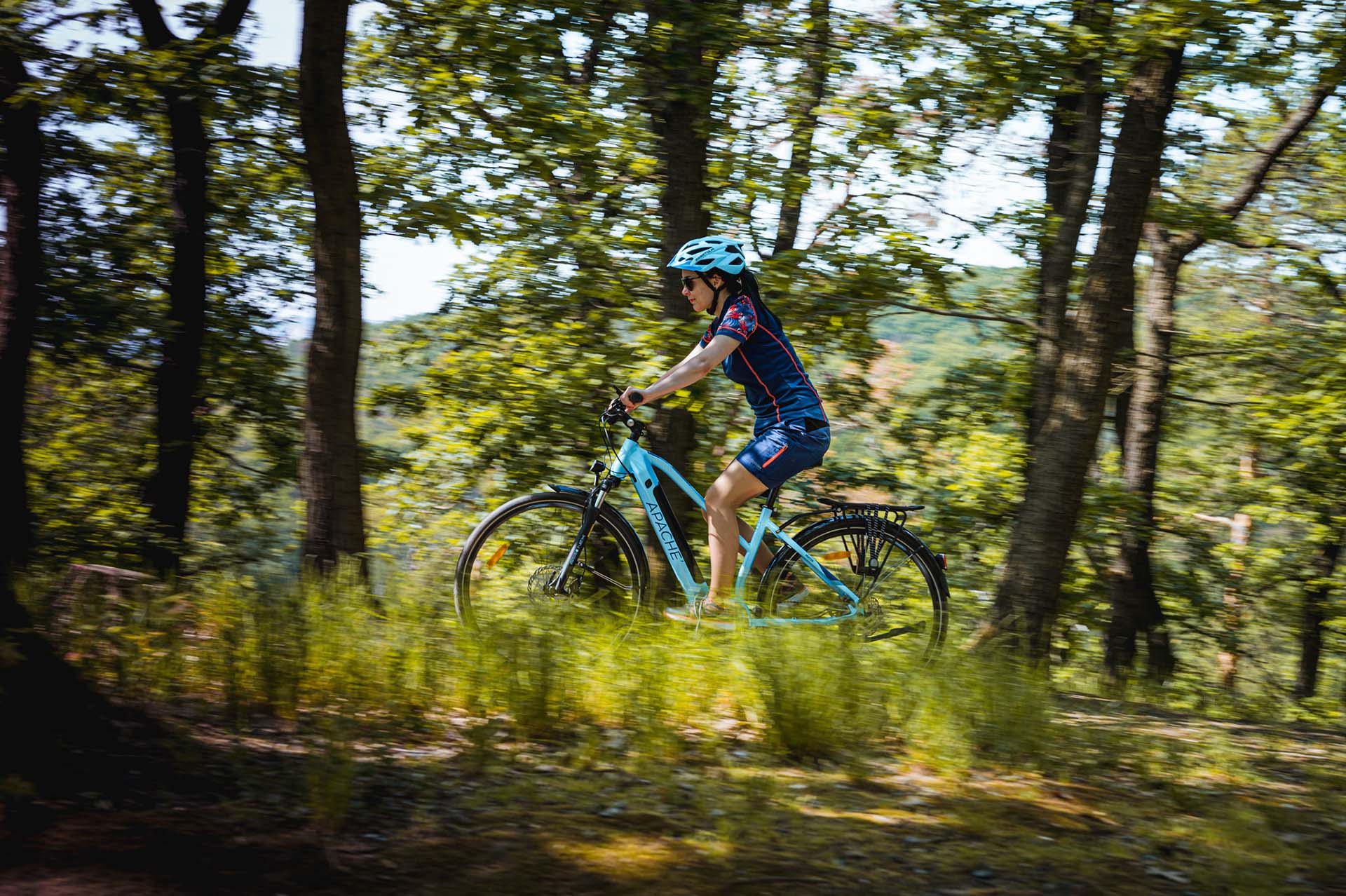 Egy cseh indián, aminek ki van mind a két kereke  Apache Bicycles-3