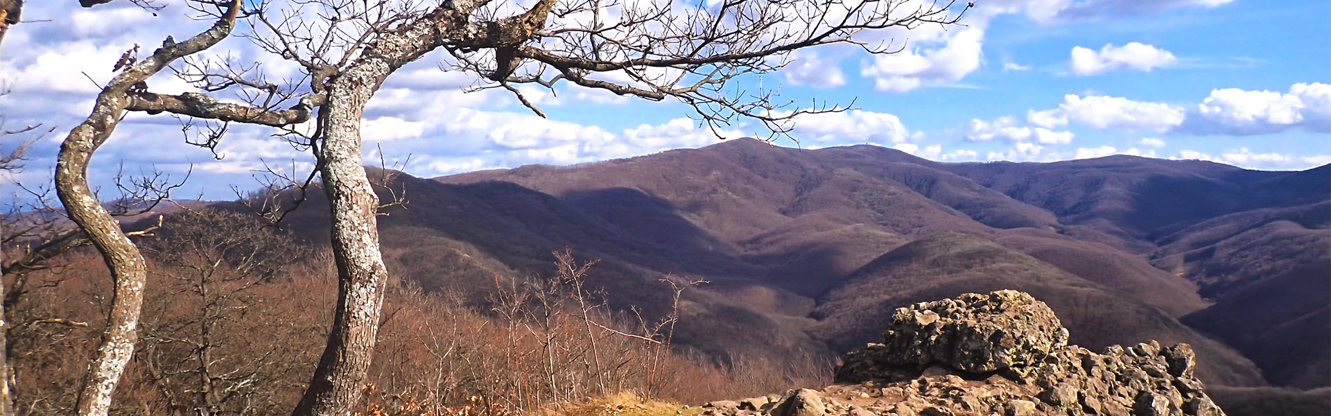 A legendás Csarna-völgyből a Salgó-vári kilátásokig