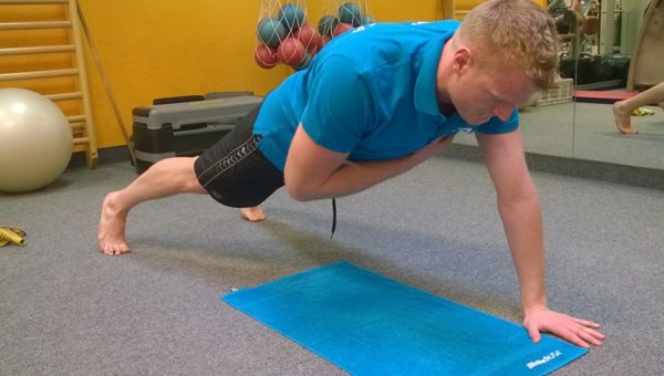 Egy kezes plank