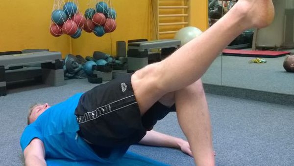 Csípőemelés lábnyújtással