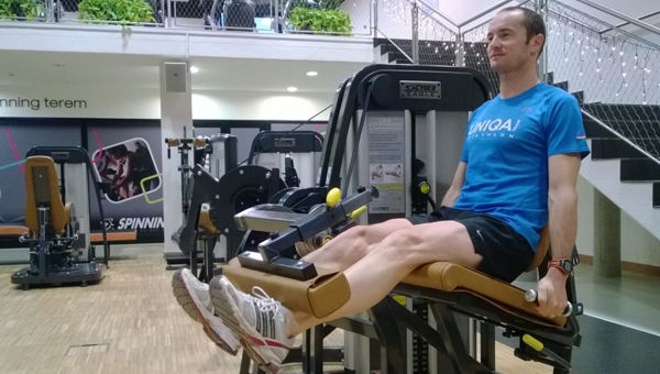 Combfeszítő gyakorlat fitness géppel