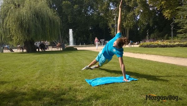 Fekvőtámasz oldalra fordulva kitartással