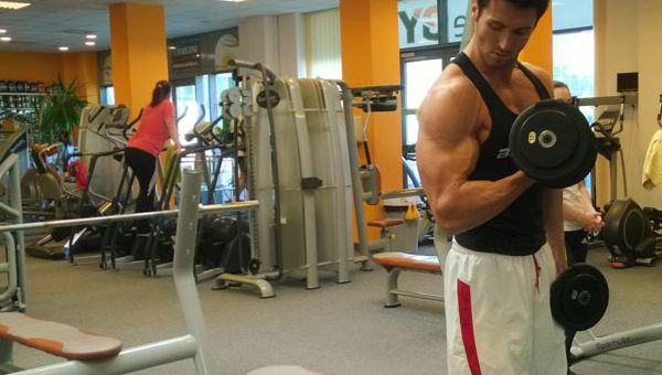 Bicepszhajlítás állva egykezes súlyzóval