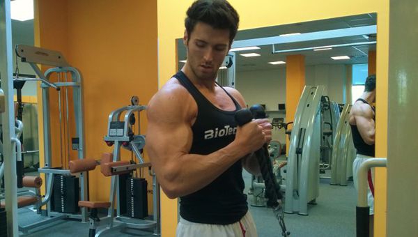Bicepszhajlítás kalapács fogásban kötéllel csigán
