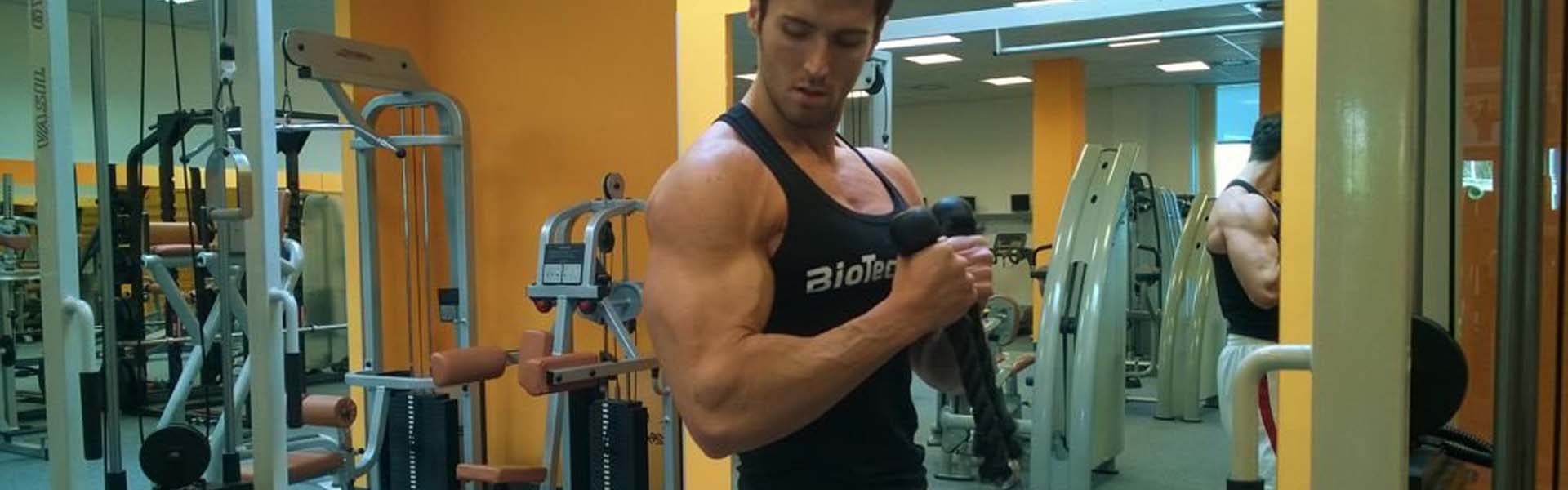 Bicepszhajlítás kalapács fogásban kötéllel csigán mv_excercise_h1