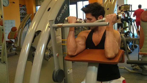 Bicepszhajlítás padon géppel