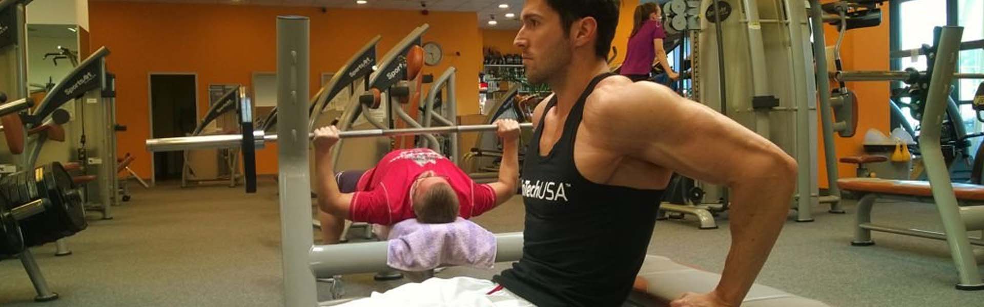 Tolódzkodás padon támaszkodva