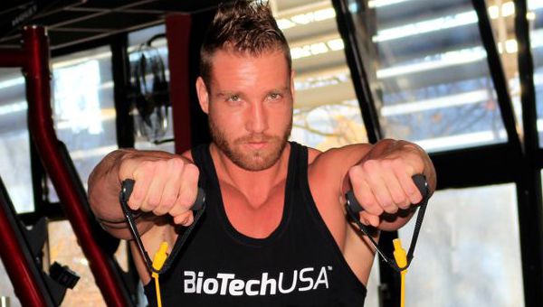 Előre emelés gumikötéllel