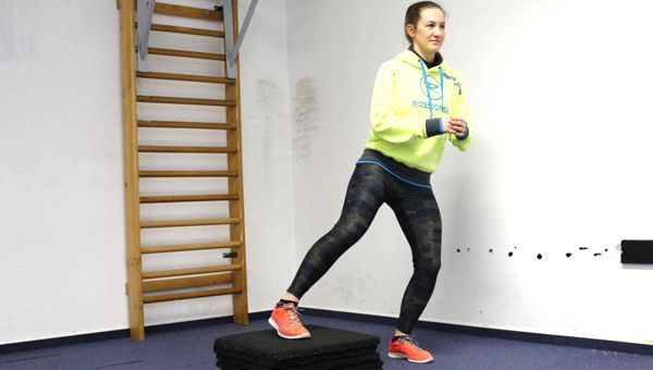 Váltott lábbal szökdelés zsámoly fölött - alsó lábbal