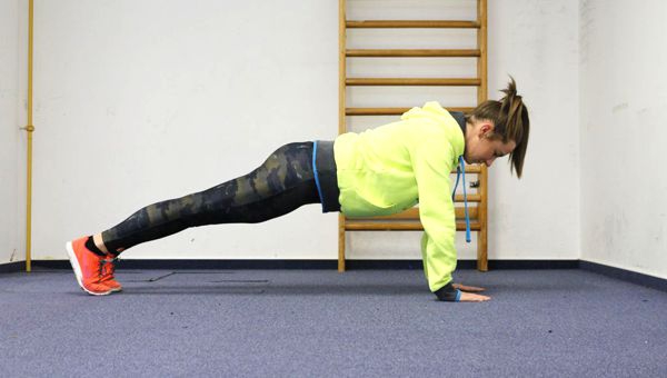 Plank alkartámaszból nyújtott kartámaszba emelkedéssel