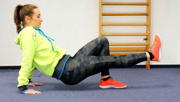 Hátsó fekvőtámasz talajon, csípőejtéssel