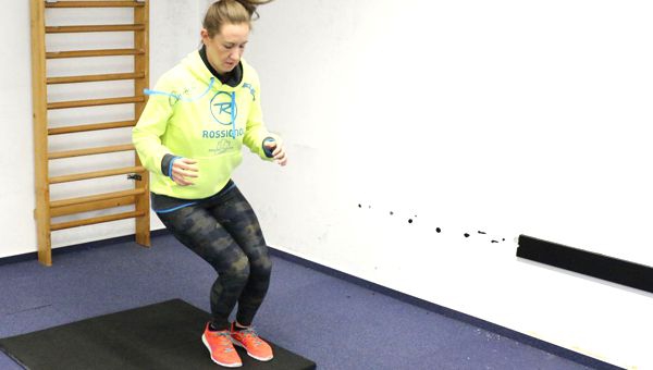 Keresztben szökdelés páros lábbal