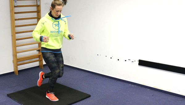 Keresztben szökdelés egy lábon