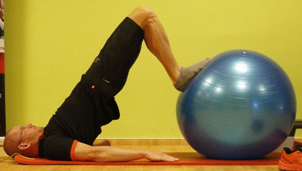 Csípőemelés fitball labdával