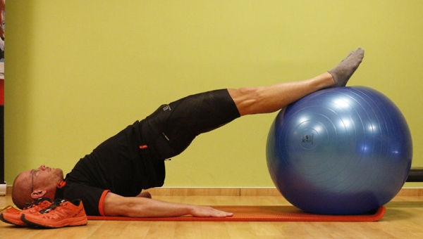 Medence emelés fitball labdával
