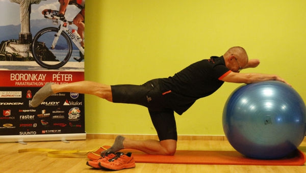 Ellentétes kar-láb nyújtás fitball labdán