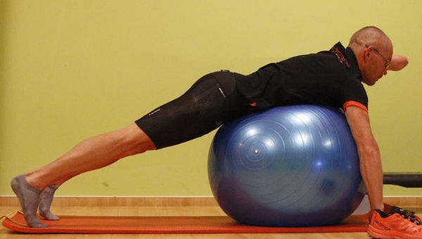 Karnyújtás fitball labdán