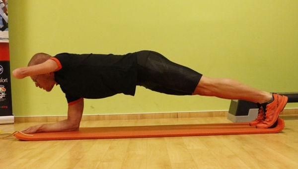 Plank váltott karral