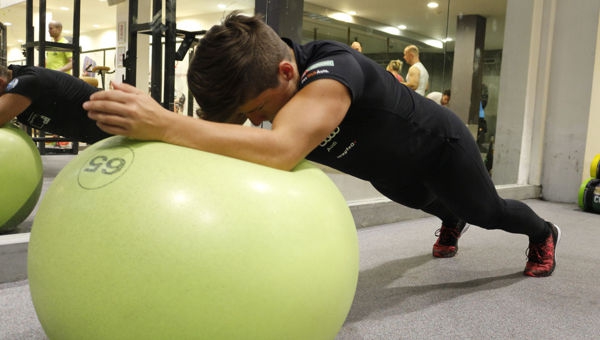 Plank fitball labdán