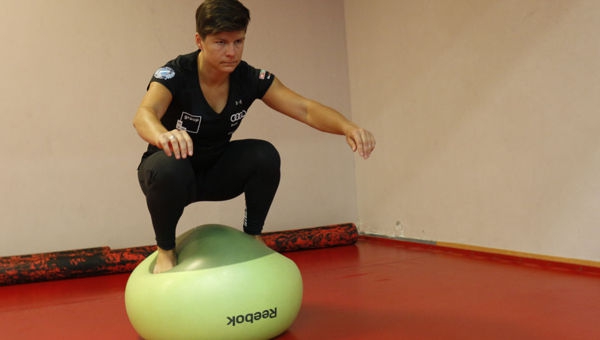 Guggolás fitball labdán
