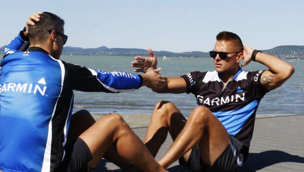 Felülés párban, ellentétes kézérintéssel