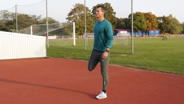 Futóiskola: Aktív nyújtás sarokfelhúzással járás közben