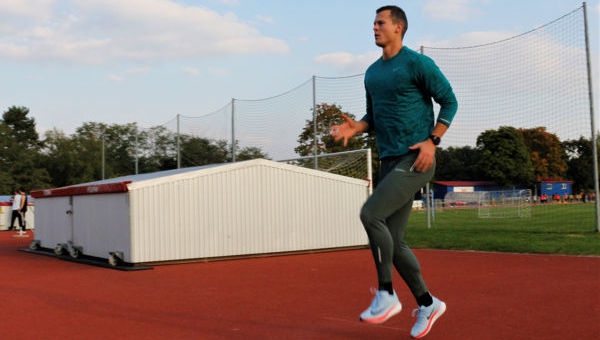 Futóiskola: Szkippelés váltott térdemeléssel