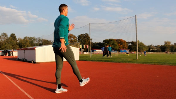 Futóiskola: Ollózva futás hátrafelé