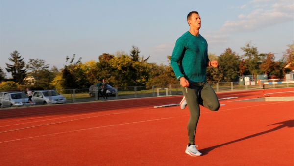 Futóiskola: Sarokemelésben futás hátrafelé