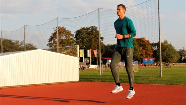 Futóiskola: Bokaszökdelés váltogatott térdemeléssel