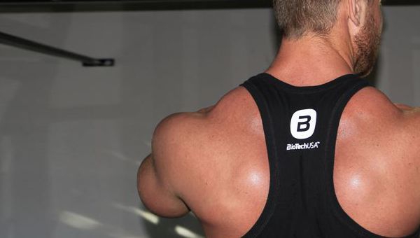 Vállerősítés gumikötéllel