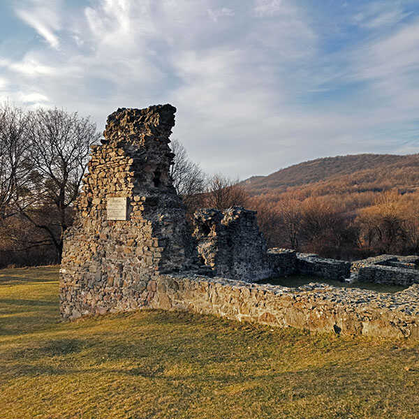 A Pilisszentléleki kolostor és a Szentléleki-tető családi körtúra