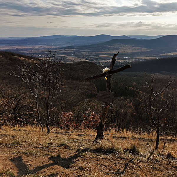 Skanzen kör az Asztal-kőre és a Nyerges-hegyre