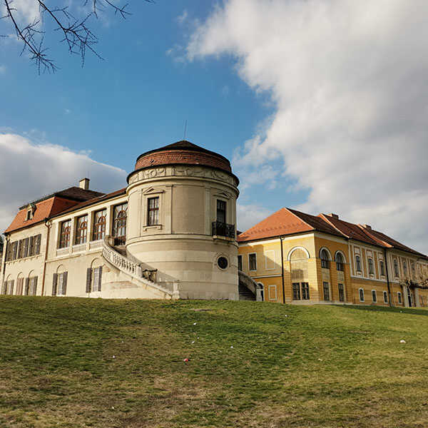 Családi kirándulás az Iszkaszentgyörgyi piramishoz