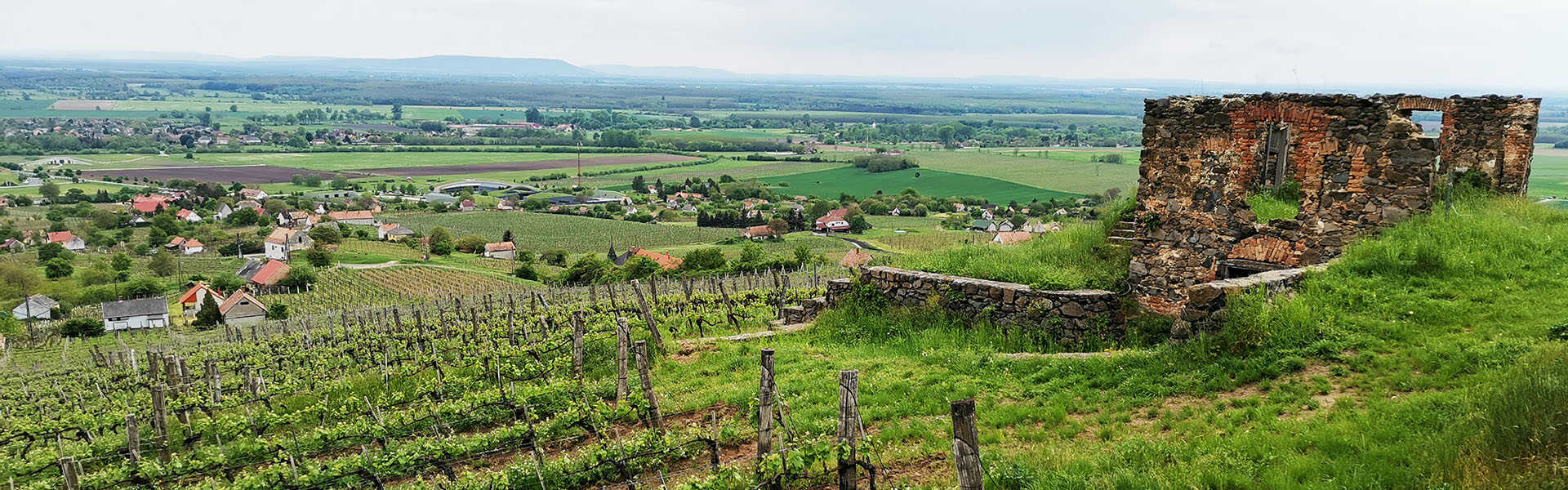 Vár- és bortúra az óriás elrepült kalapján