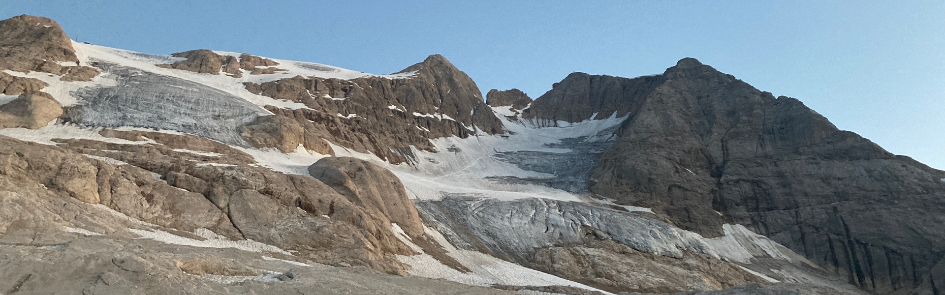 Tragikus gleccseromlás a Marmoladán