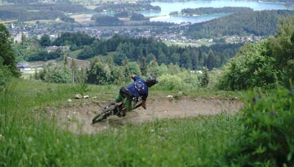 MTB kör a Faaki-tó körül