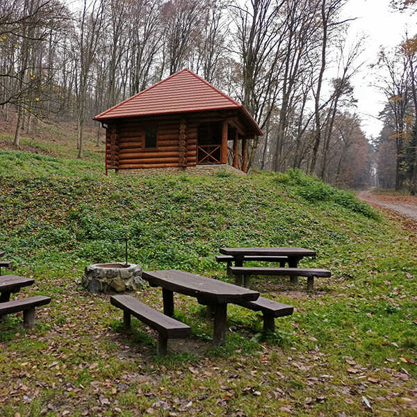 Erdei házikó az Ödön-forrás mellett
